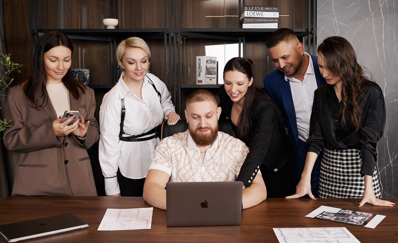 Руководитель агентства на рабочем месте