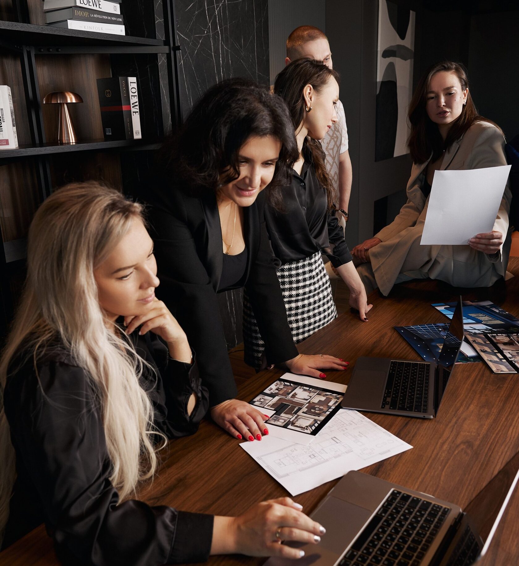 Сотрудники агентства погружены в работу